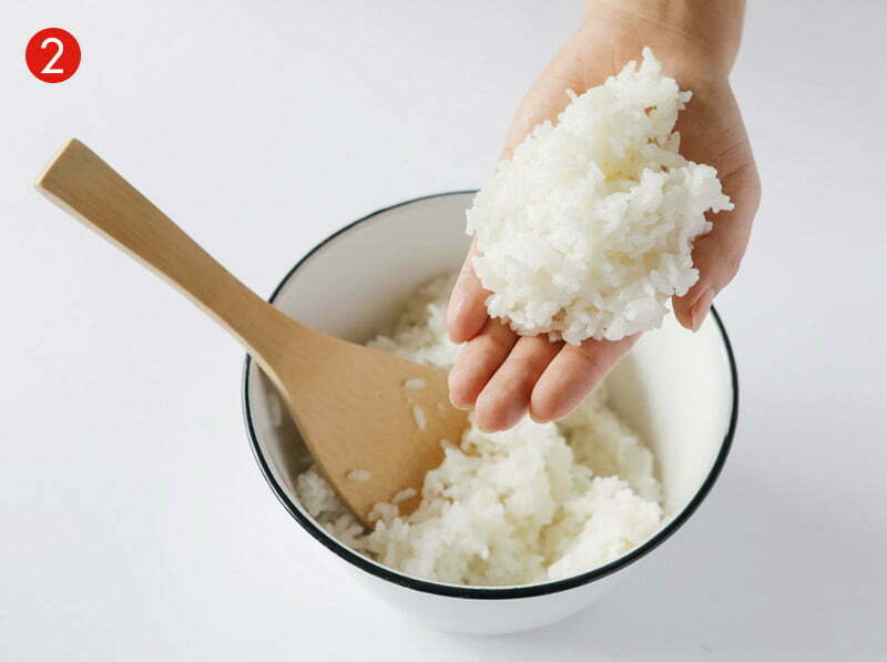 tutoriel étape de fabrication de l'onigiri avec du riz rond japonica akafuji