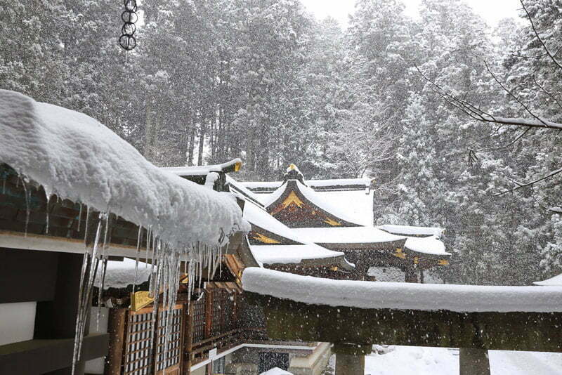 paysage de temple japonais l'hiver sous la neige