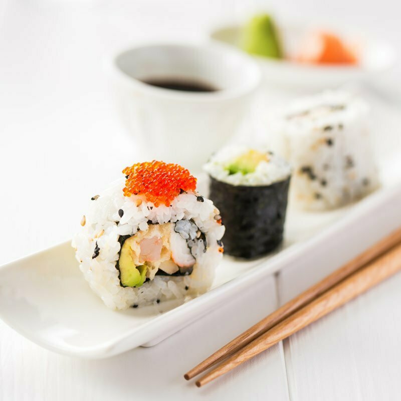 sushis et makis avec du riz rond japonica akafuji
