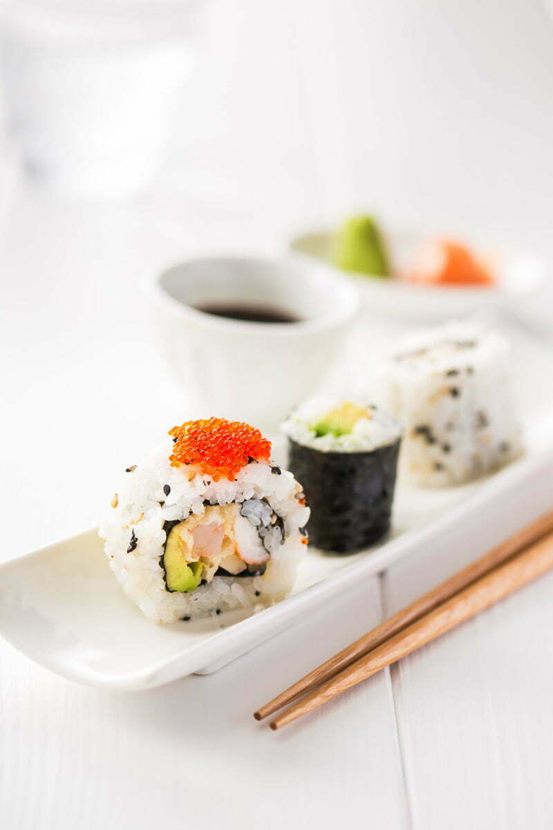 sushis et makis avec du riz rond japonica akafuji